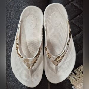 OOFOS Women's Sandals in White and Gold